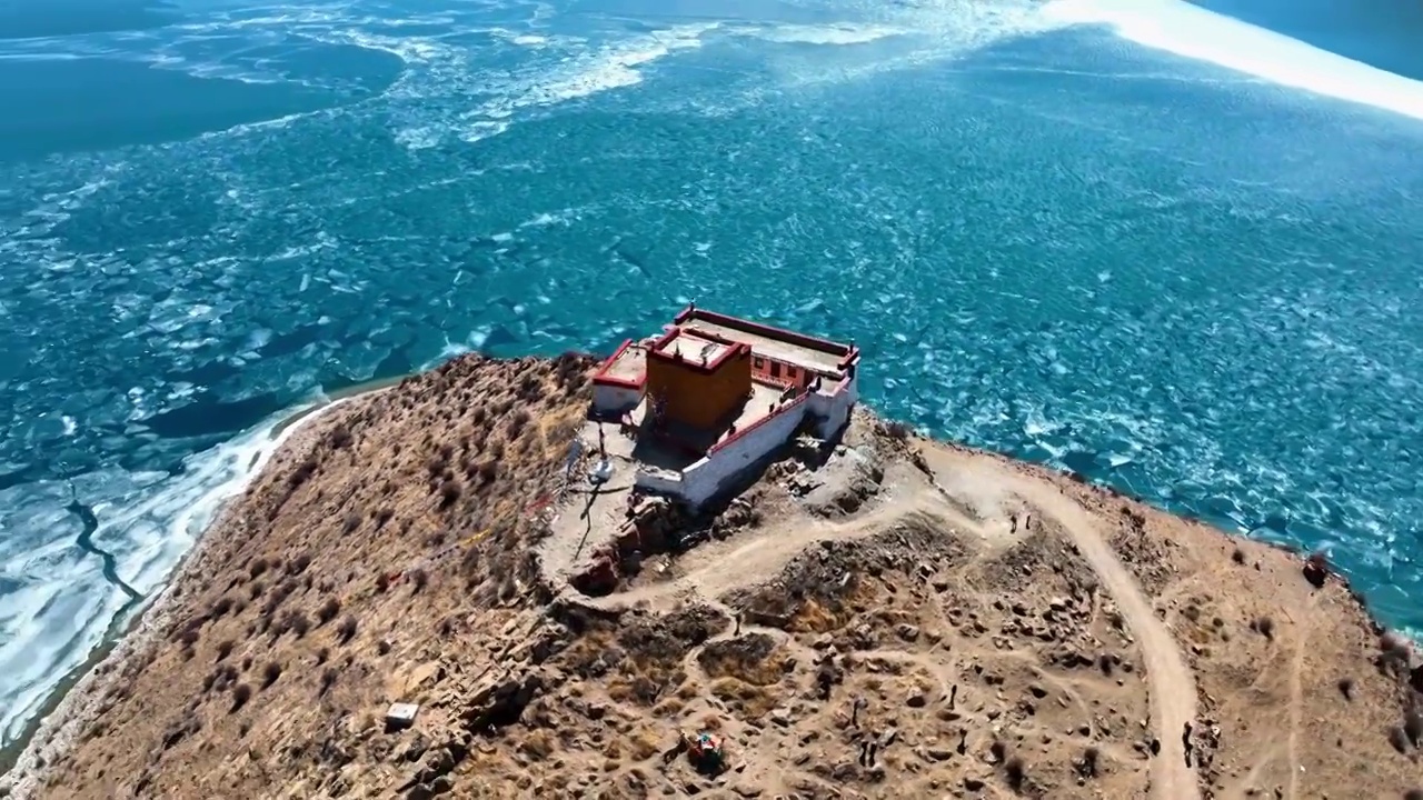 西藏山南羊卓雍措最孤独的寺庙日托寺视频素材