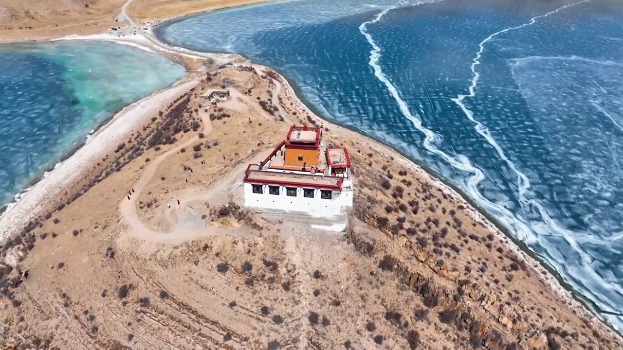 西藏山南羊卓雍措最孤独的寺庙日托寺视频素材