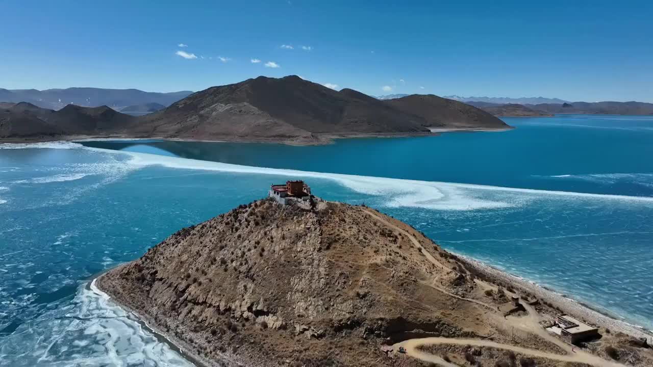 西藏山南羊卓雍措最孤独的寺庙日托寺视频素材