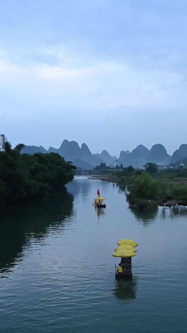 傍晚桂林阳朔遇龙河上行驶的竹筏视频素材