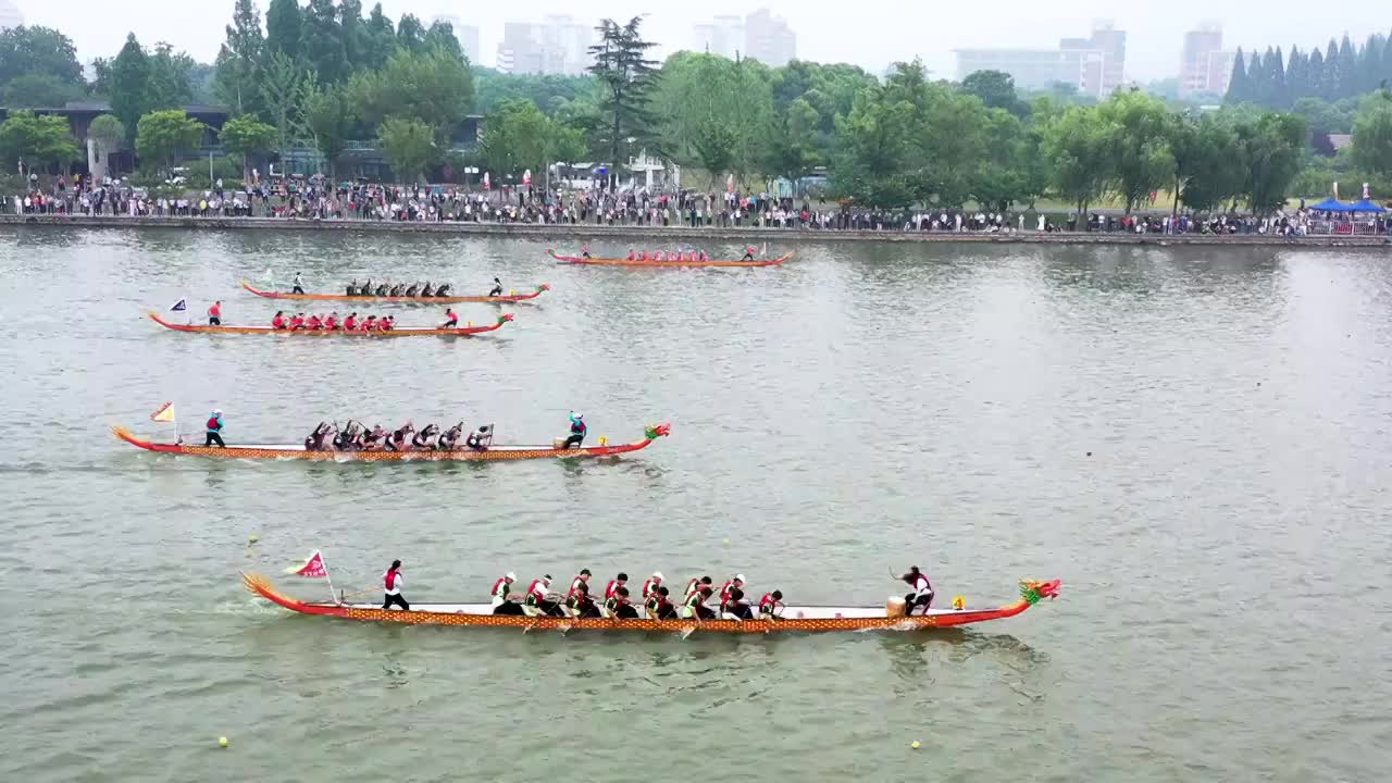 江苏南京玄武湖上的庆端午节龙舟赛，划龙舟比赛视频素材