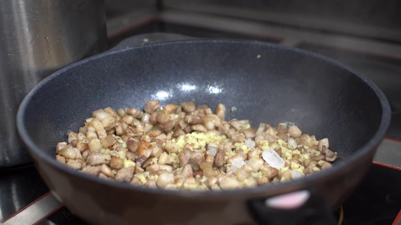 台湾美食卤肉饭制作过程视频素材