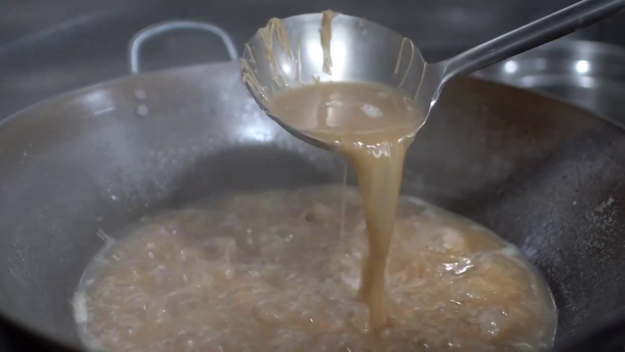 台湾美食卤肉饭制作过程视频素材