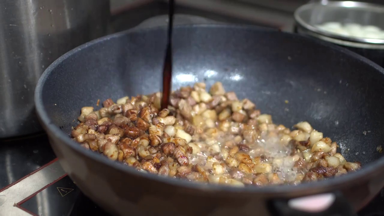 台湾美食卤肉饭制作过程视频素材