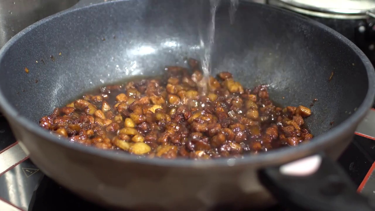 台湾美食卤肉饭制作过程视频素材