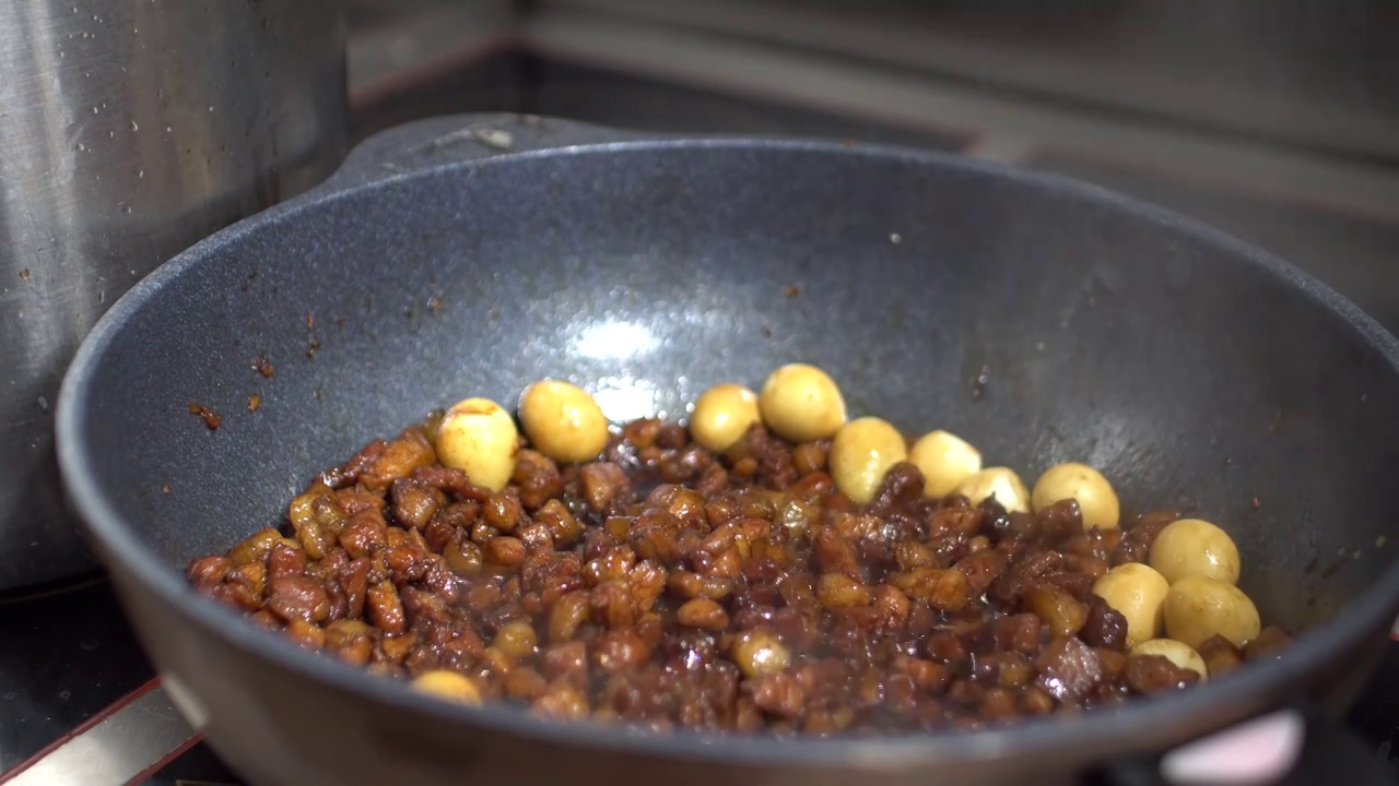 台湾美食卤肉饭制作过程视频素材