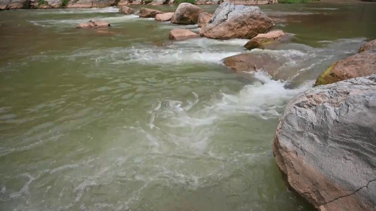 流淌的溪水视频素材