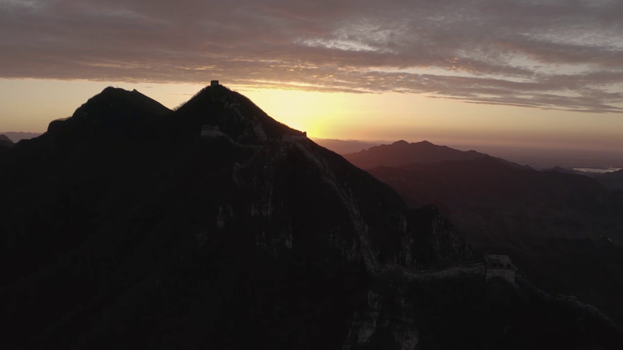 箭扣长城日出朝霞美景视频素材