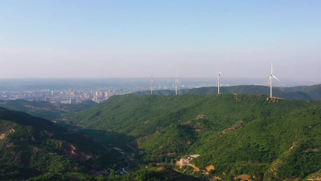 夏季航拍河南省洛阳市宜阳县风力发电装备视频素材