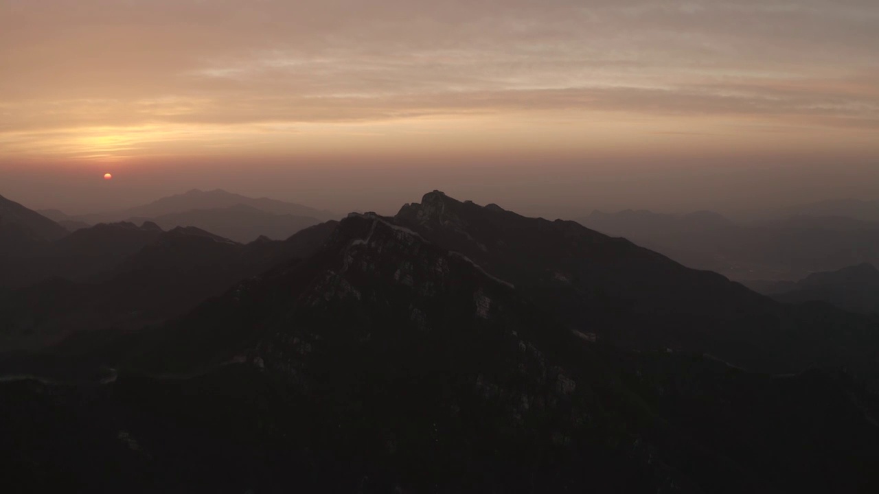 箭扣长城日出朝霞景观视频素材