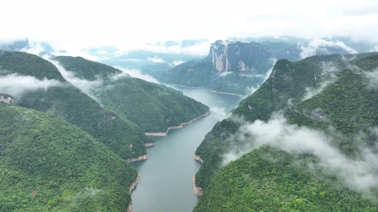 清江明珠蝴蝶岩云雾缭绕似仙境视频素材