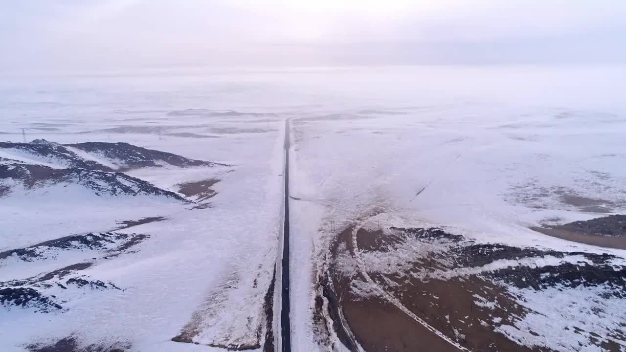 雪原上的风力发电场视频素材