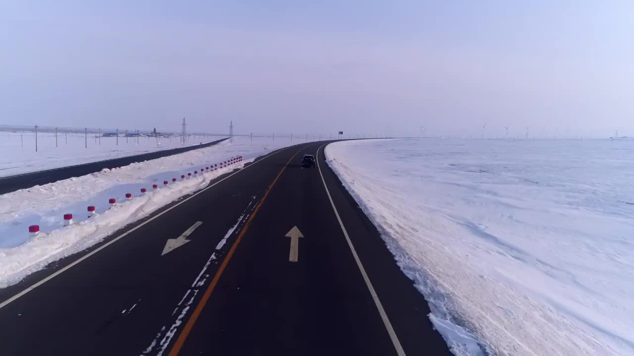 雪原上的风力发电场视频素材