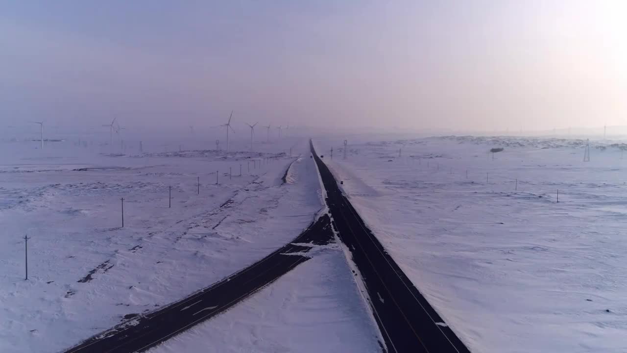 雪原上的风力发电场视频素材