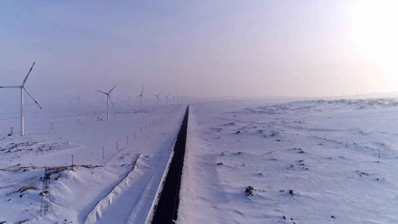 雪原上的风力发电场视频素材