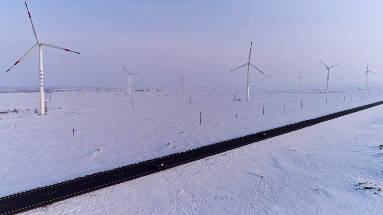 雪原上的风力发电场视频素材