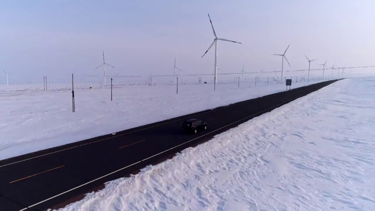 雪原上的风力发电场视频素材