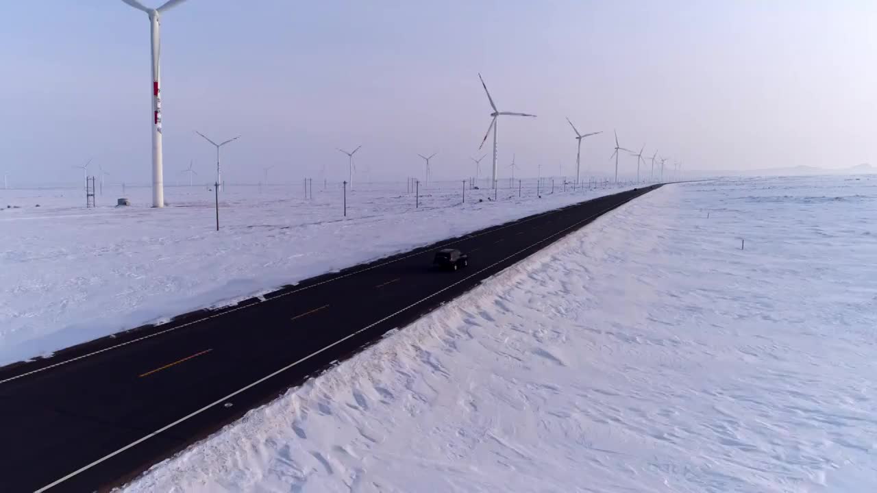 雪原上的风力发电场视频素材