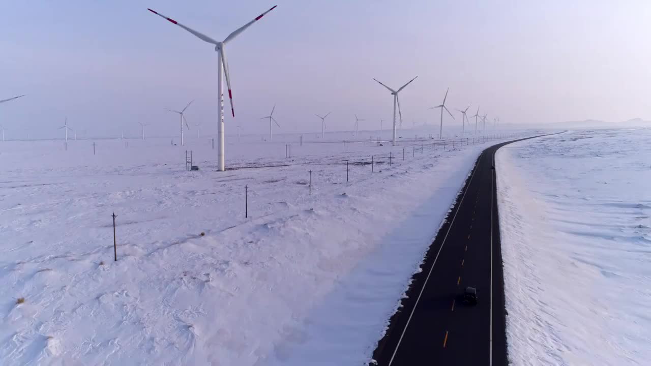 雪原上的风力发电场视频素材