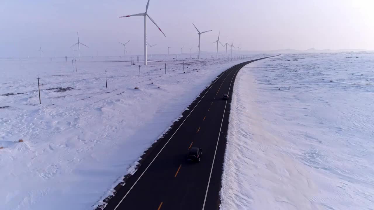 雪原上的风力发电场视频素材