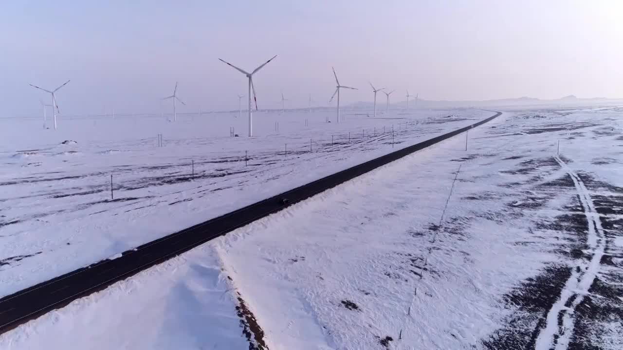 雪原上的风力发电场视频素材