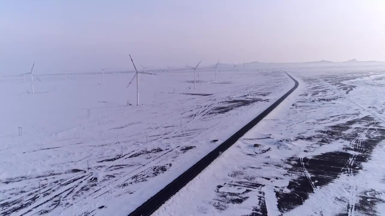 雪原上的风力发电场视频素材