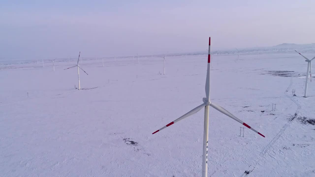 雪原上的风力发电场视频素材