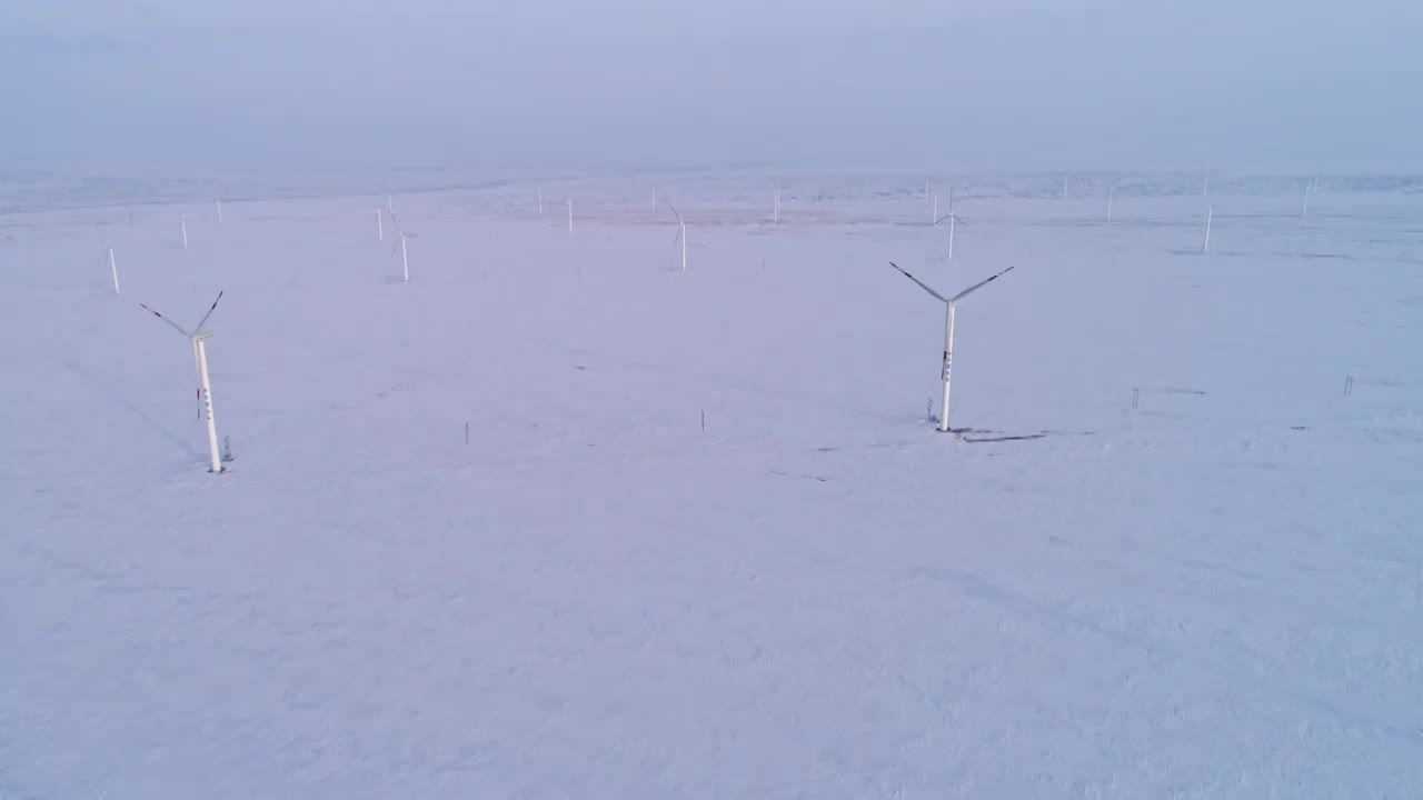 雪原上的风力发电场视频素材