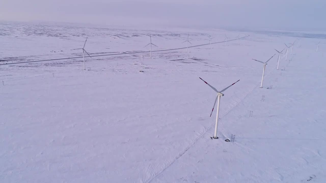 雪原上的风力发电场视频素材