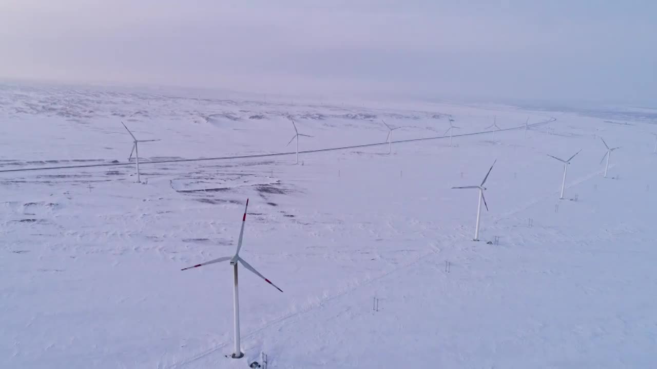 雪原上的风力发电场视频素材