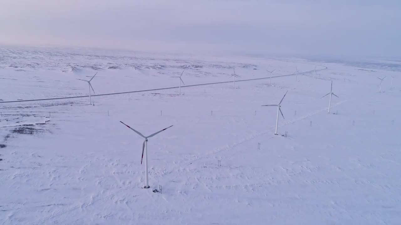 雪原上的风力发电场视频素材