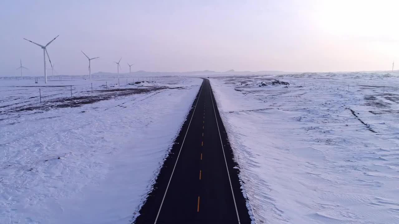 雪原上的风力发电场视频素材