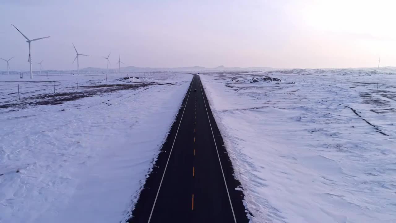 雪原上的风力发电场视频素材