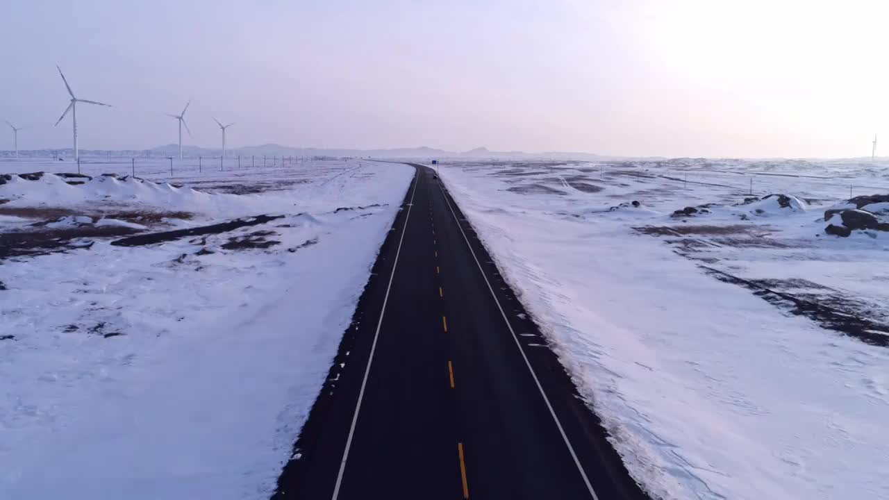 雪原上的风力发电场视频素材