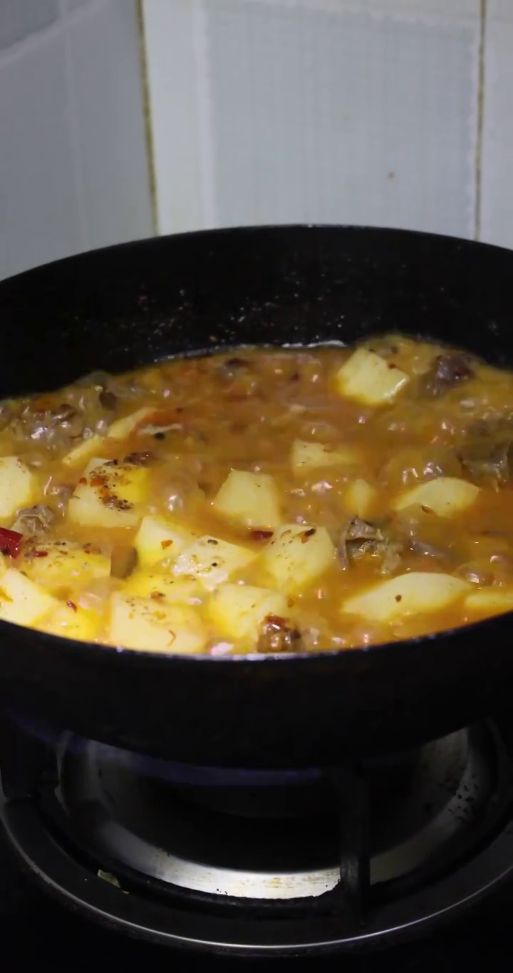 美食烹饪：土豆烧牛肉视频素材