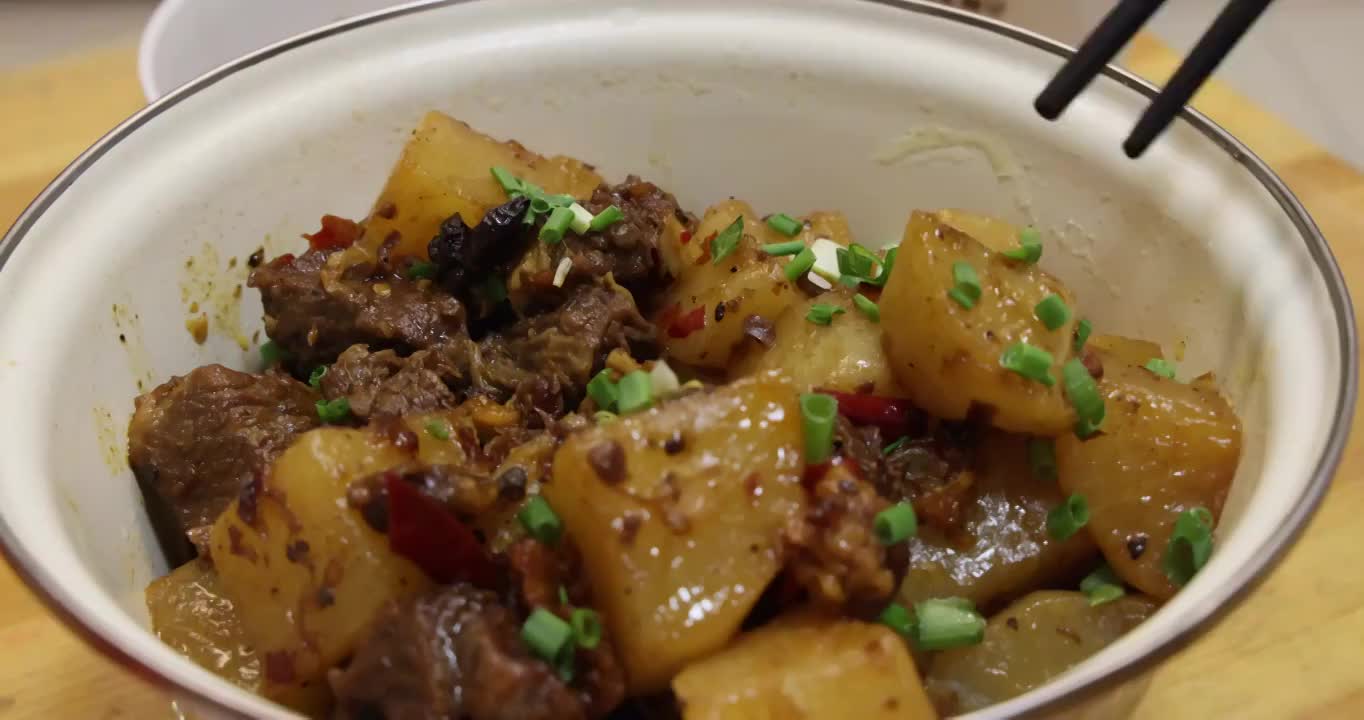 美食烹饪：土豆烧牛肉视频素材