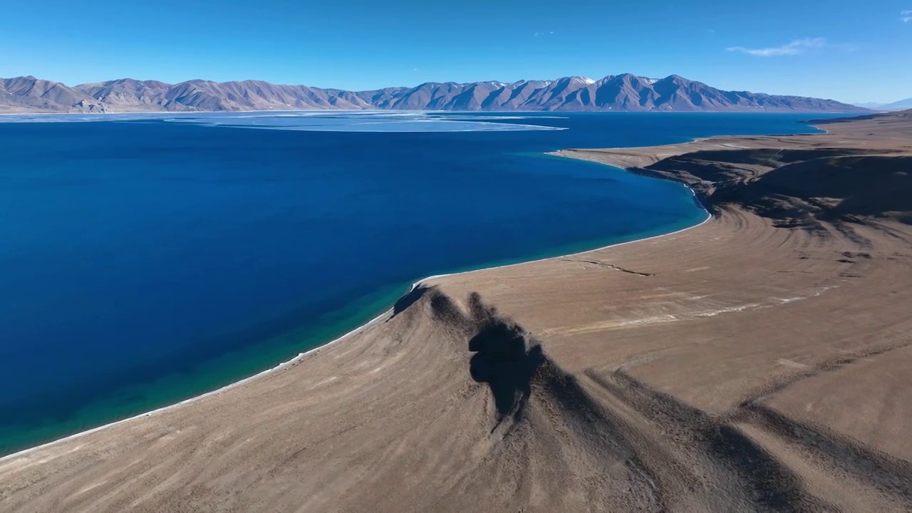 西藏那曲尼玛县当惹雍措湖畔牧场视频素材