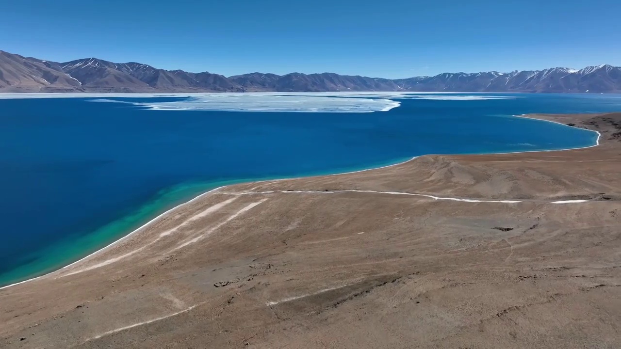 西藏那曲尼玛县当惹雍措湖畔牧场视频素材