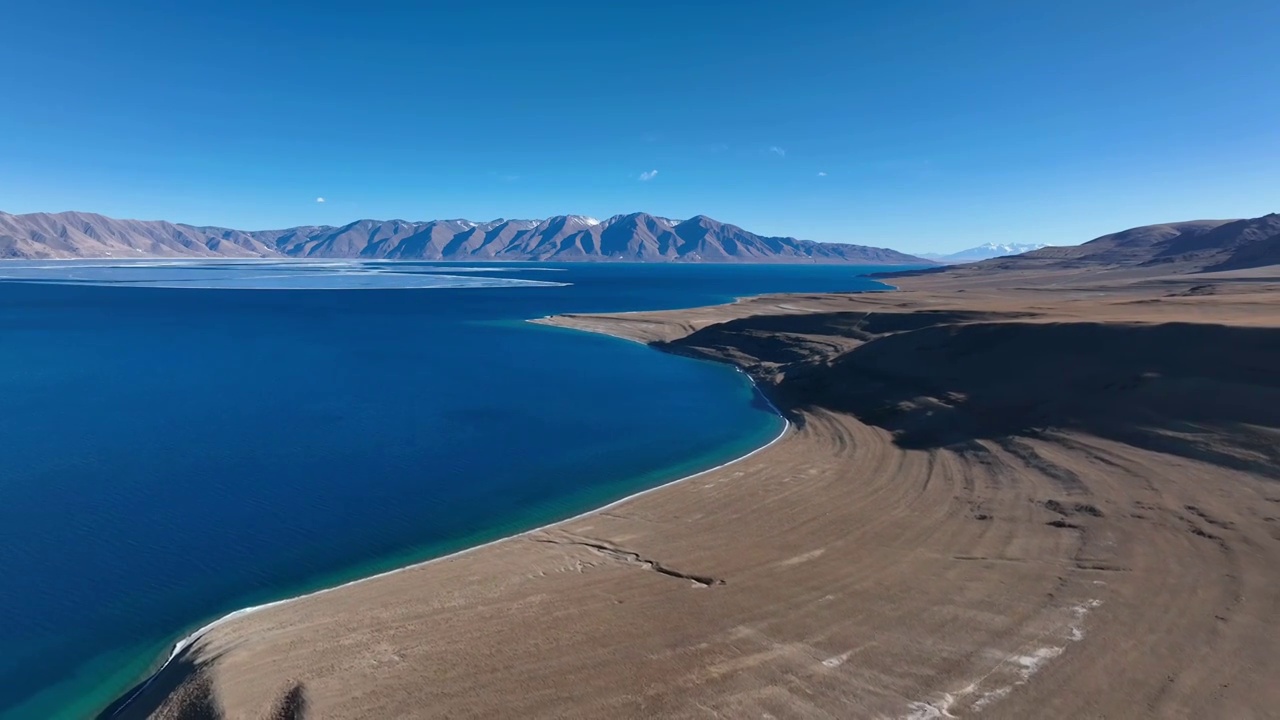 西藏那曲尼玛县当惹雍措湖畔牧场视频素材