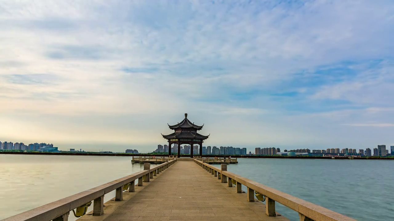 江苏苏州金鸡湖风景区湖心亭天空白云延时摄影视频素材