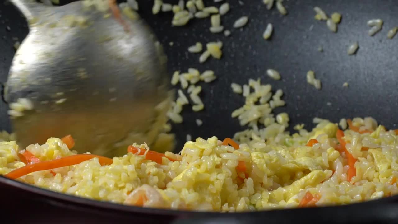 中餐厨师铁锅颠勺制作虾仁蛋炒饭翻炒慢镜头视频素材