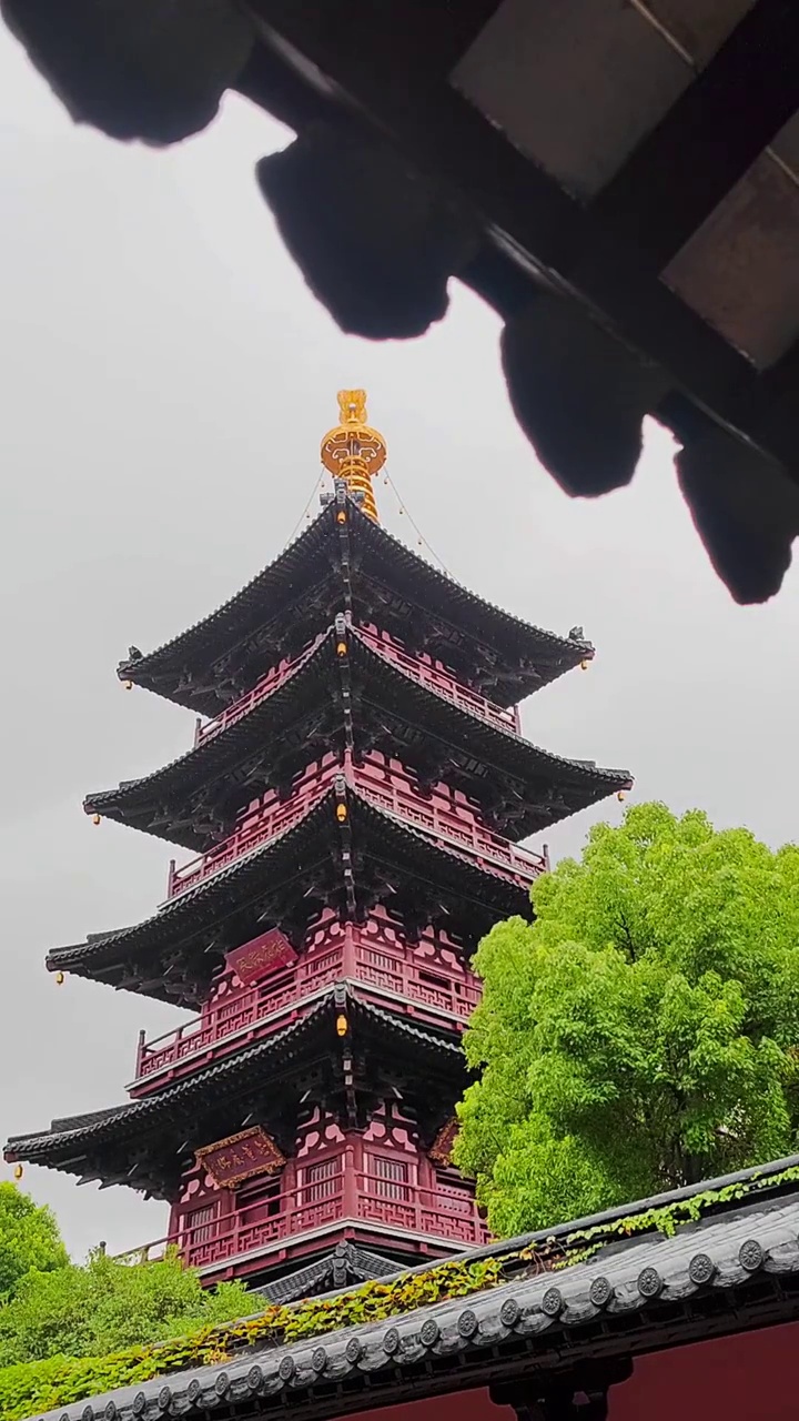 江苏苏州雨中寒山寺普明宝塔视频素材