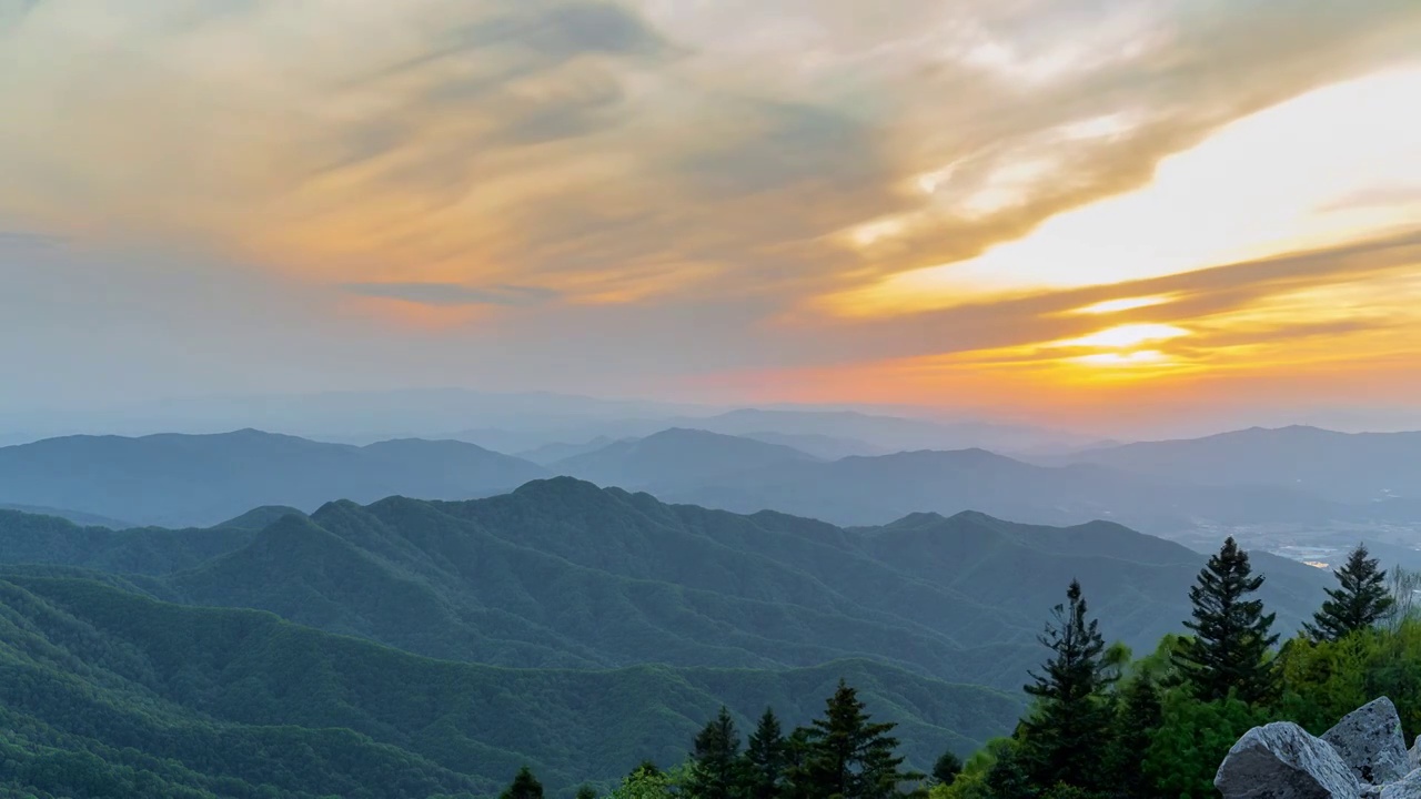 山峰落日晚霞火烧云视频素材