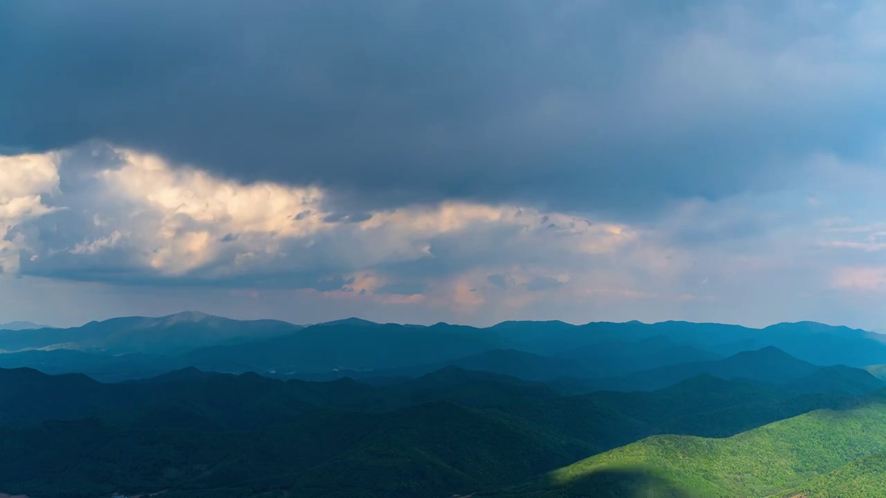 乌云在山峰翻滚流动视频素材