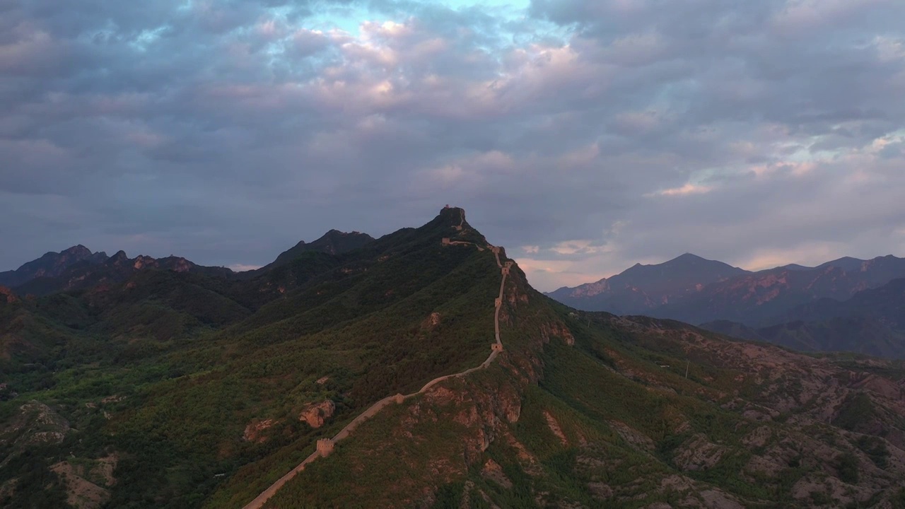 夕阳光影照耀映衬下的长城风光视频素材