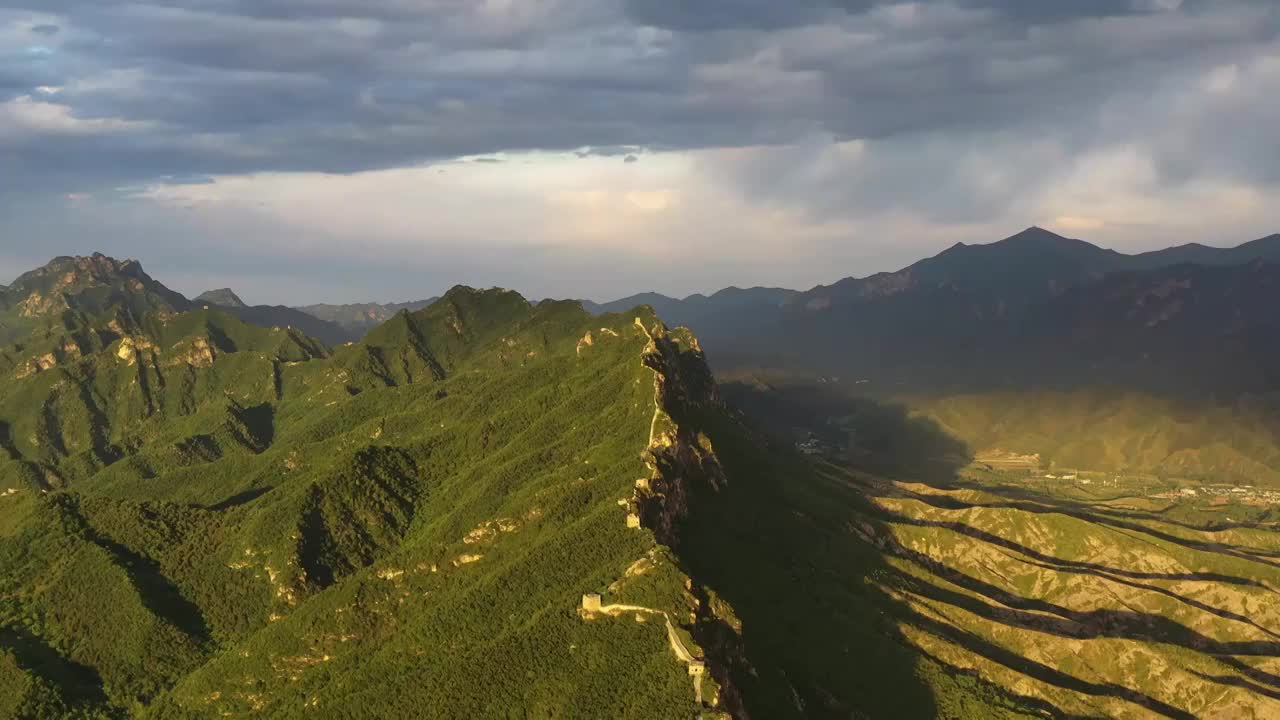 夕阳光影照耀映衬下的长城风光视频素材