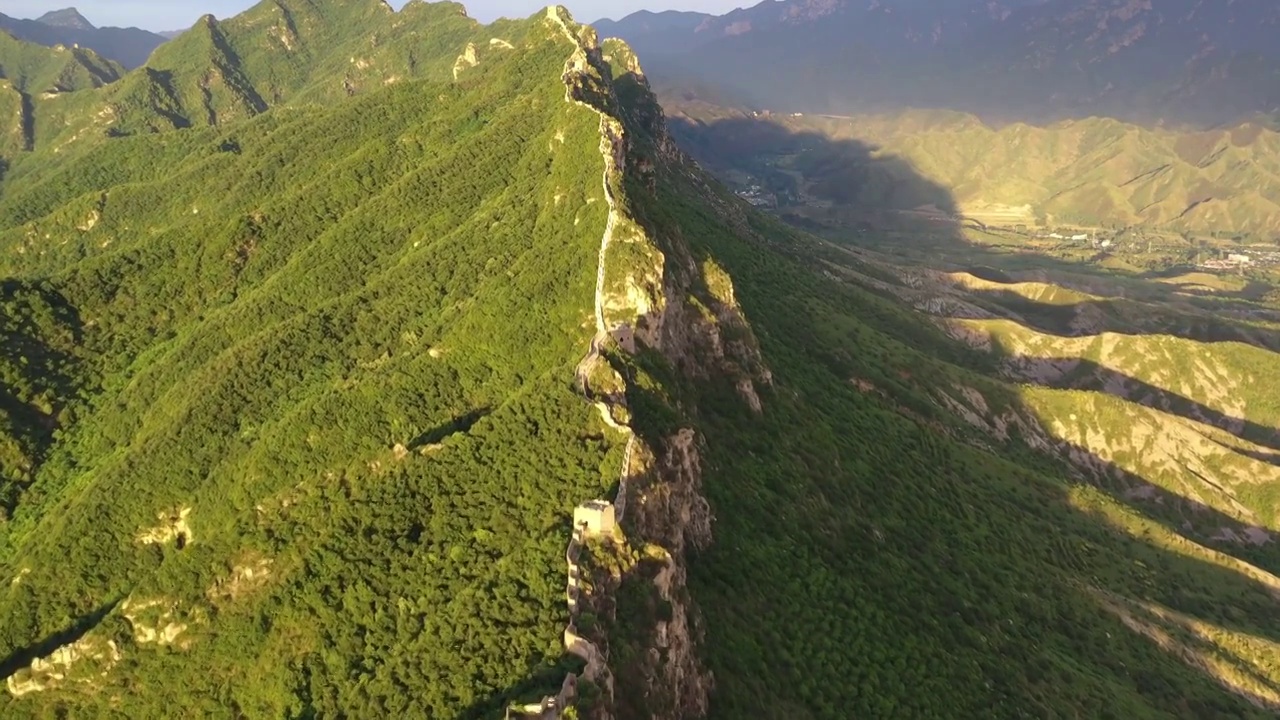 夕阳光影照耀映衬下的长城风光视频素材