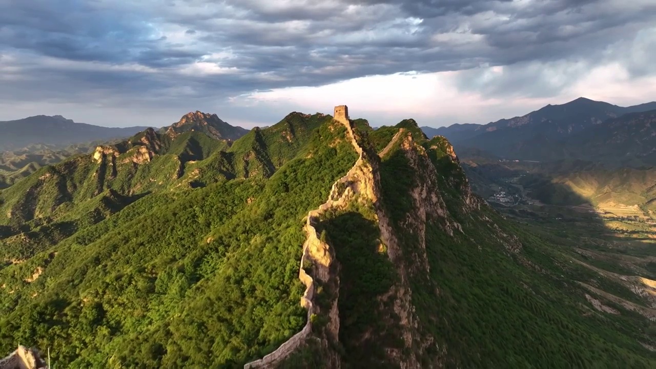 夕阳光影照耀映衬下的长城风光视频素材