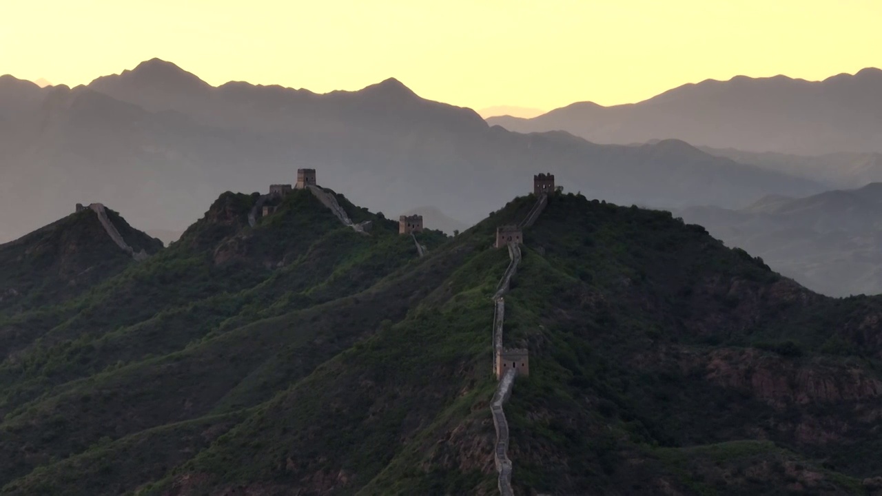 夕阳光影照耀映衬下的长城风光视频素材