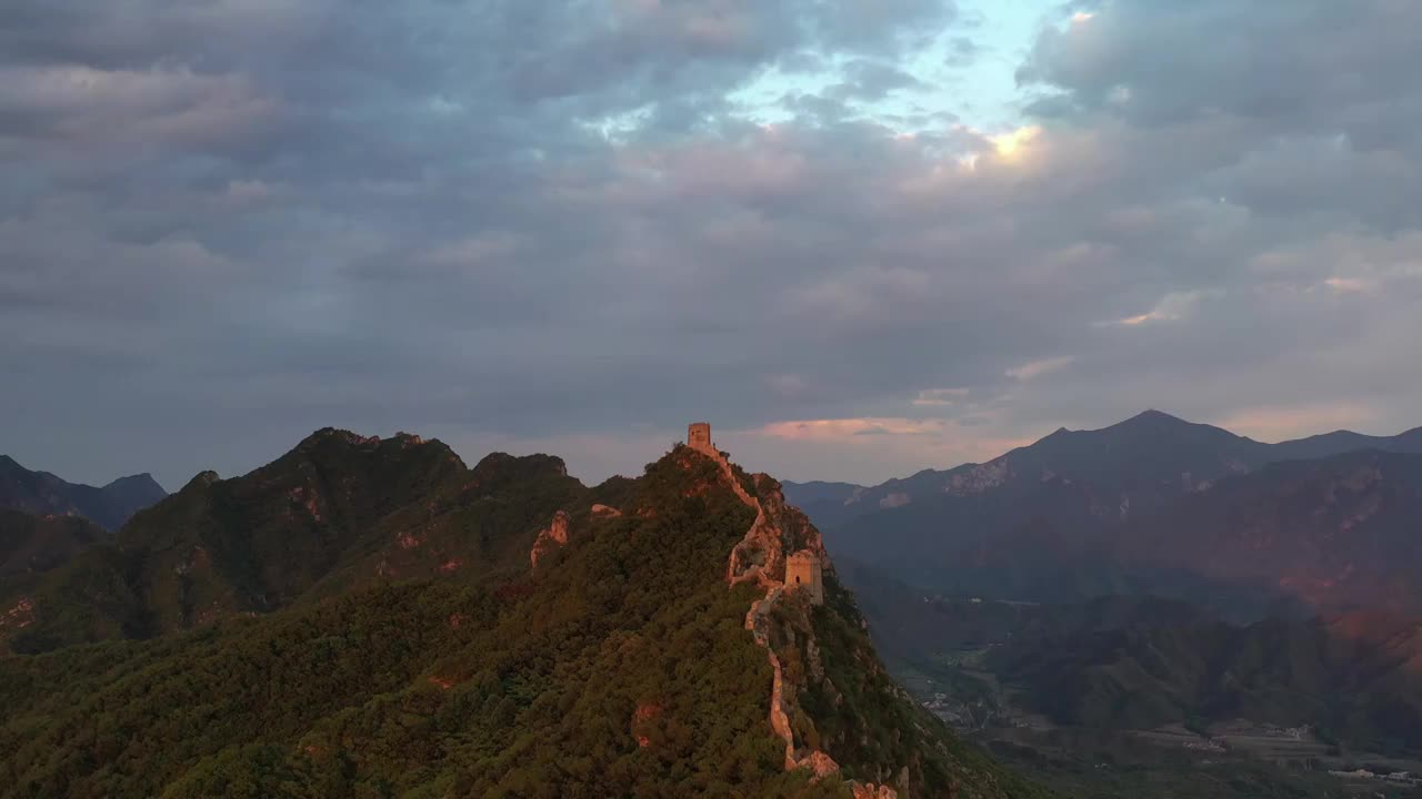 夕阳光影照耀映衬下的长城风光视频素材